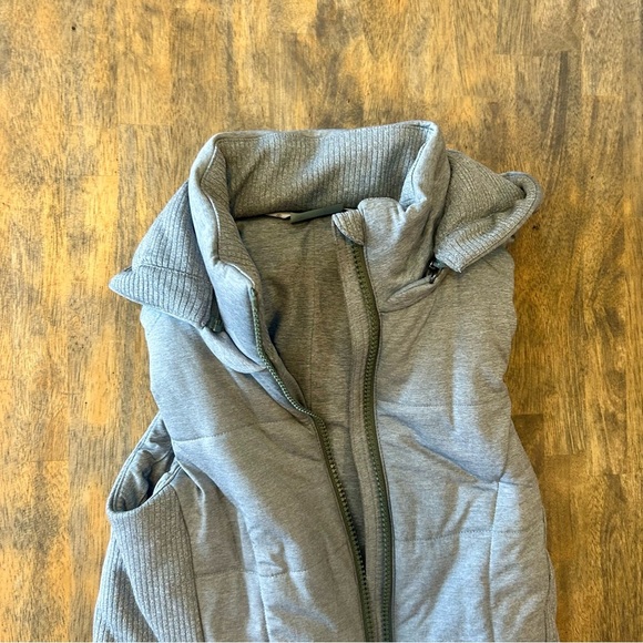 Athleta Soft Cozy Light Gray Hooded Puffer Vest Size - Picture 4 of 6